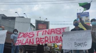 Ruas Jalan Nasional di Lebak Rusak, Mahasiswa Demo: Mirip Kubangan Kerbau