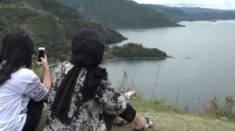 Menikmati Eksotisme Danau Toba dari Bukit Singgolom