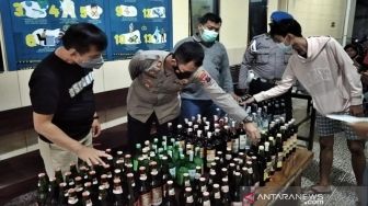 Kapok! 2 Pemuda Diamankan Polresta Surakarta Usai Bawa 117 Botol Miras
