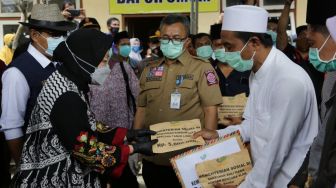 Kemensos Salurkan Bantuan untuk Keluarga Santri Korban Longsor di Pamekasan