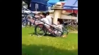 Bocah Salat Berjamaah di Atas Gerobak, Publik: Kayak Main Jungkat Jungkit