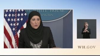 Trump Pergi, Seorang Pejabat AS Konferensi Pers dengan Mengenakan Hijab