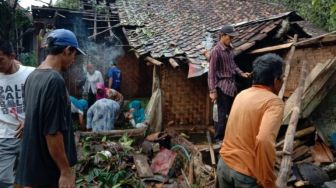 Malam-malam 50 Rumah di Lebak Porak-poranda Disapu Puting Beliung