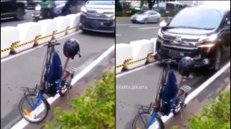 Mobil Mewah Nekat Menyusup ke Jalur Baru Khusus Pesepeda, Publik Miris