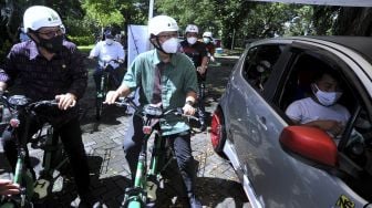 Menteri Kesehatan Budi Gunadi Sadikin (ketiga kiri) didampingi Wakil Gubernur Bali Tjokorda Oka Artha Ardana Sukawati (kiri) meninjau pelaksanaan vaksinasi COVID-19 dengan sistem 'drive thru' di Nusa Dua, Badung, Bali, Minggu (28/2/2021). [ANTARA FOTO/Fikri Yusuf]