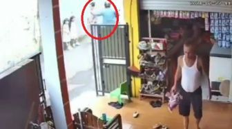 Tertangkap CCTV, Detik-Detik Pemotor Jambret Emak-Emak di Tangsel