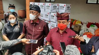 Bersama Anggota DPR RI, Bupati Dana Sambangi Warga Abang