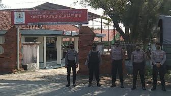 Cegah Tawuran, Sat Sabhara di Perbatasan Desa Suranenggala dan Kertasura
