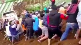 Merinding! Video Viral Warga Gotong-Royong Tarik Truk Masuk Jurang, Netizen: Ini Indonesiaku