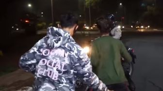 Terciduk Boncengan Lawan Arah, Jawaban Dua Pemuda Ini Bikin Polisi Tertawa