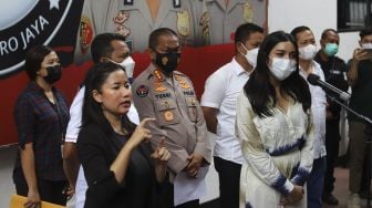 Selebgram Millen Cyrus (keempat kanan) memberikan keterangan pers saat rilis kasus dugaan penyalahgunaan psikotropika di Gedung Direktorat Reserse Narkoba Polda Metro Jaya, Jakarta, Senin (1/3/2021). [Suara.com/Angga Budhiyanto]