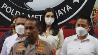 Selebgram Millen Cyrus (kedua kanan) dihadirkan saat rilis kasus dugaan penyalahgunaan psikotropika di Gedung Direktorat Reserse Narkoba Polda Metro Jaya, Jakarta, Senin (1/3/2021). [Suara.com/Angga Budhiyanto]