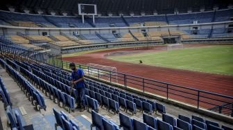 Petugas kebersihan membersihkan tribun VIP Stadion Gelora Bandung Lautan Api (GBLA) di Bandung, Jawa Barat, Senin (1/3/2021). [ANTARA FOTO/Raisan Al Farisi]