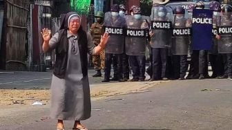 Enggan Turuti Perintah Tembaki Demonstran, Polisi Myanmar Lari ke India