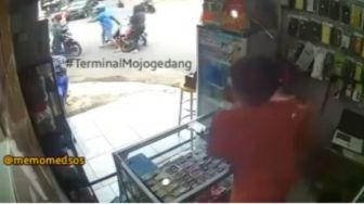 Apes! Terlibat Kecelakaan, Pemotor Ini Juga Kena Bogem Mentah