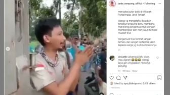 Warga Purbalingga Gotong Royong Bantu Truk yang Amblas, Sopir Terharu