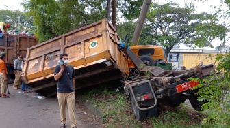 Brukk! Truk Sampah Tabrak Tiang Listrik di Sentul Bogor