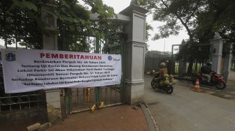 Pengendara sepeda motor memasuki area pelataran parkir IRTI Monas, Jakarta, Selasa (2/3/2021). [Suara.com/Angga Budhiyanto]