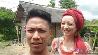 Viral Bule Rela Tinggal di Gubuk demi Hidup Bersama Pria Lombok