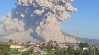 Erupsi Lagi, Gunung Sinabung Semburkan Abu Vulkanik Setinggi 500 Meter