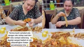 Kado Pernikahan Unik, Wanita Ini Dapat Gelang Emas saat Asyik Makan Seafood