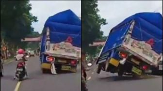 Detik-Detik Truk Terguling dan Menimpa Pick Up, Sebabnya Bikin Tepuk Jidat