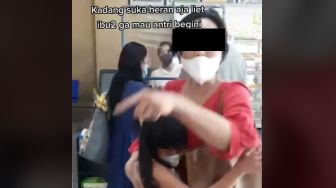 Viral Emak-emak Ngamuk saat Terobos Antrean, Publik Curiga Cuma Settingan