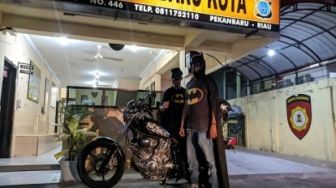 Batman Berkeliaran di Pekanbaru "Culik" Para Pengedar Narkoba