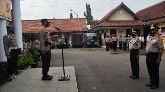 Dua Personel Polres Ciko Dapat Kenaikan Pangkat Pengabdian