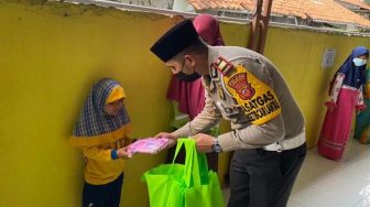 Gelar Baksos, Kasat Lantas Polres Ciko Salurkan Al Quran dan Buku Agama