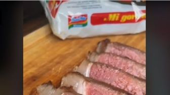 Iseng Masak Steak Pakai Bumbu Indomie, Pria Ini Kaget dengan Hasil Akhirnya