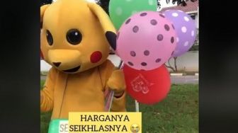 Jual Balon Tanpa Pasang Tarif, Perjuangan Badut Ini Bikin Warganet Haru