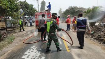 Petugas Gabungan Bersihkan Abu Vulkanik Pasca Erupsi Gunung Sinabung