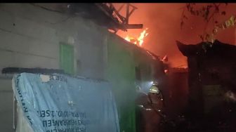 Tragis! 15 Rumah di Pemukiman Padat Cakung Ludes Terbakar