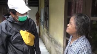 Kisah Nenek Aesih, Hidup Sendiri dan Mengabdi ke Warga Tak Berharap Imbalan