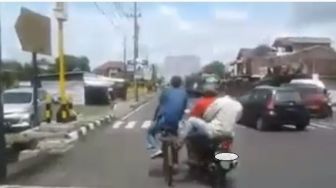 Ditendang Pemotor, Pesepeda Ini Malah Ngajak Mabuk Bareng