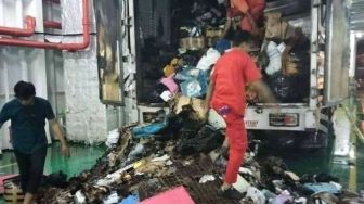 Boks Truk Ekspedisi Terbakar di Kapal, Publik Khawatirkan Paket yang Dibawa