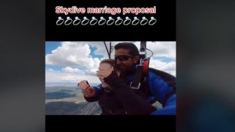 Pria Ini Lamar Pacar saat Skydiving, Beri Cincin di Ketinggian 5000 Meter