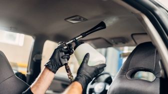 Bersihkan Plafon Mobil, Coba Pakai Cairan Pembersih Baju