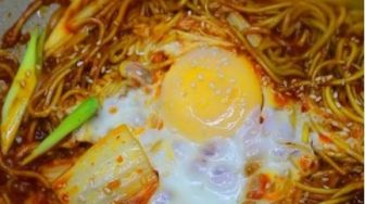 Merah Merona, Ini Resep Mi Goreng ala Korea yang Menggoda
