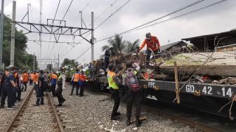 Berada di Pinggir Rel, KAI Daop 1 Jakarta Tertibkan Kawasan Pasar Gaplok
