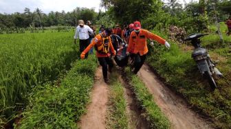 Terjatuh ke Sungai karena Jembatan Runtuh, Satu Warga Lampung Selatan Tewas