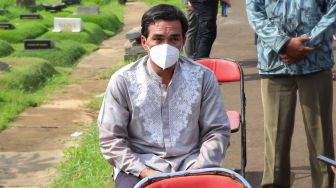 Imbas Larangan Ziarah Kubur, Teddy Syah Doakan Rina Gunawan dari Rumah