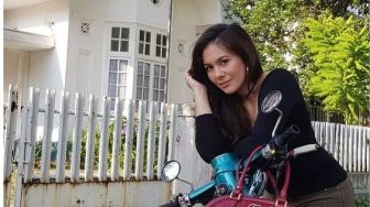 Potret Lawas Wulan Guritno Pose Bareng Motor Klasik, Terlihat Tetap Cantik