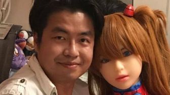 Pria Ini Pilih Tunangan dengan Boneka Seks karena 'Tak Pernah Menuntut'