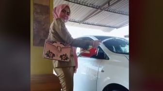 Viral Wanita Modifikasi Model Seragam PNS, Lengan Baju Jadi Sorotan