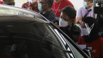 Menteri Kesehatan Republik Indonesia Budi Gunadi Sadikin (kedua kanan) meninjau jalannya vaksinasi COVID-19 dengan sistem 'drive thru' di area parkir Hall C JIExpo Kemayoran, Jakarta, Rabu (3/3/2021). [Suara.com/Angga Budhiyanto]