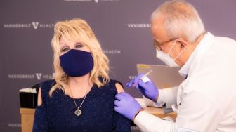 Anti-ribet, Ini Saran Busana Vaksinasi Covid-19 ala Dolly Parton