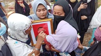 Pemakaman Praka Dedi Irawan di Pekanbaru, Cara Istri Hibur Anak Buat Haru