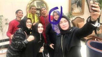 Belasungkawa untuk Rina Gunawan, UAS Bagikan Momen Foto Bersama
